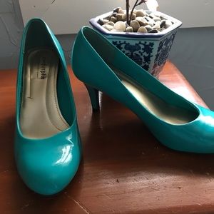 Size 8 Aqua color heels